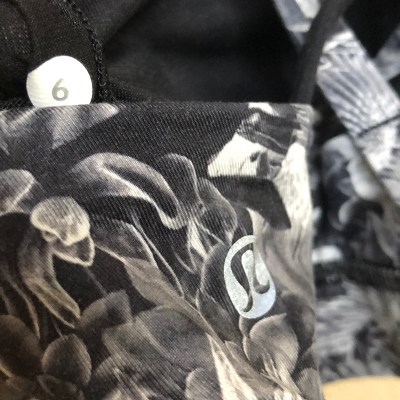 Lululemon Energy Bra in Flowabunga Black Angel - Picture 5 of 5